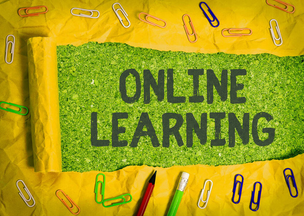 Woord schrijven tekst Online Learning. Bedrijfsconcept voor het volgen van een cursus die toegankelijk is via internet. - Foto, afbeelding