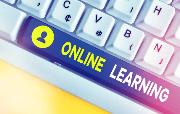Sinal de texto mostrando Aprendizagem Online. Foto conceitual fazendo um curso que pode ser acessado pela Internet
. - Foto, Imagem