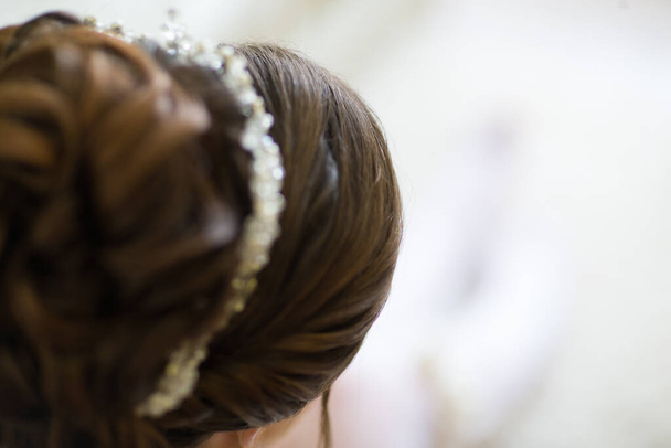 髪の毛と彼女の頭の上にブレスレットと花嫁の頭 - 写真・画像