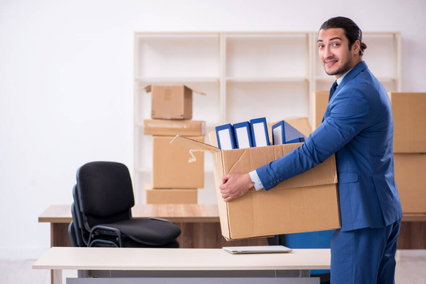 Young male employee in relocation concept - Foto, Imagem