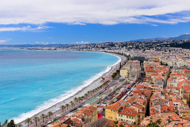 Cote d 'Azur, Francja. Piękny panoramiczny widok na Niceę, Francja. Luksusowy kurort francuskiej riwiery. Widok z przodu na Morze Śródziemne, zatoka Aniołów - Zdjęcie, obraz