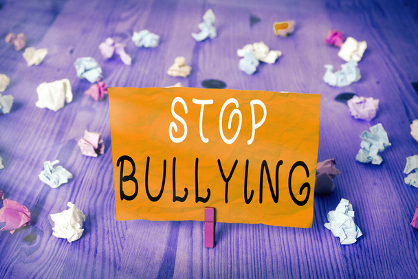 Koncepcionális kézírás a Stop Bullying-ról. Üzleti fotók az áldozatokkal szembeni erőszak elleni kampányukról. - Fotó, kép
