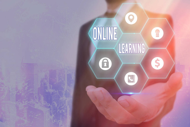 Handschriftliches Online-Lernen. Konzept bedeutet, einen Kurs zu belegen, der über das Internet zugänglich ist. - Foto, Bild