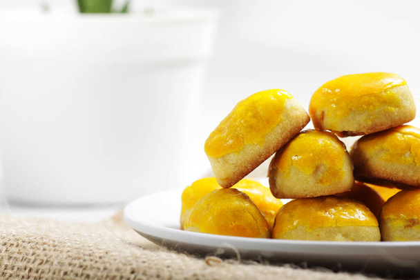 Hromada 'nastar', sušenky, které jsou z ananasové marmelády, střílet na bílém pozadí - Fotografie, Obrázek
