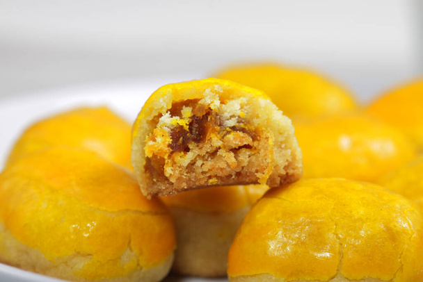 Стек'настар', печиво, зроблене з ананасового варення, стріляти на білому тлі
 - Фото, зображення