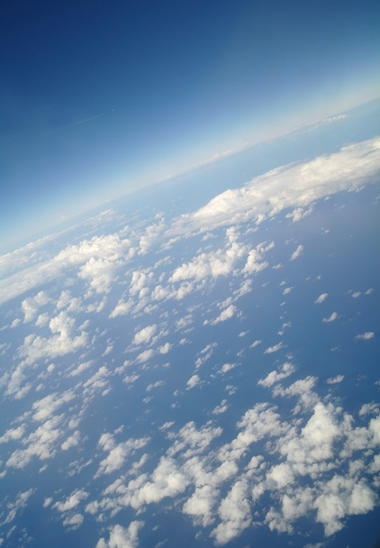 chmury i błękitne niebo widziane z samolotu - Zdjęcie, obraz