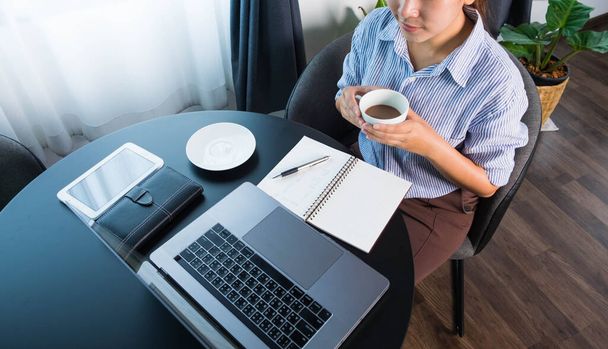 Businessmen, corporate executives, business people sit and consult, use laptops, smart phones on casual days, on holidays, outside of office, or in coffee shops - Foto, Bild