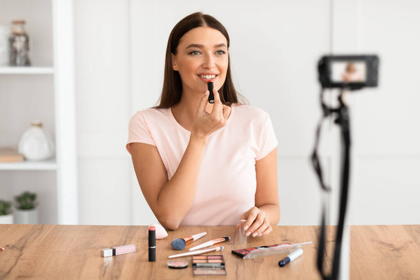 Belleza Blogger Girl hacer video tutorial de maquillaje para Blog en interiores
 - Foto, imagen