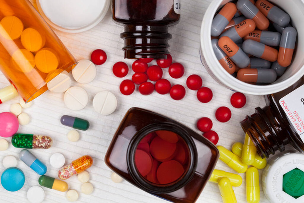 Таблетки, таблетки и капсулы, используемые врачами при лечении заболеваний. - Фото, изображение