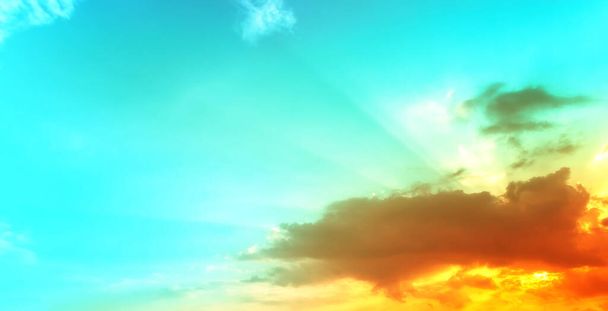 помаранчеве і жовте світло заходу сонця на яскраво-синьому небі
 - Фото, зображення