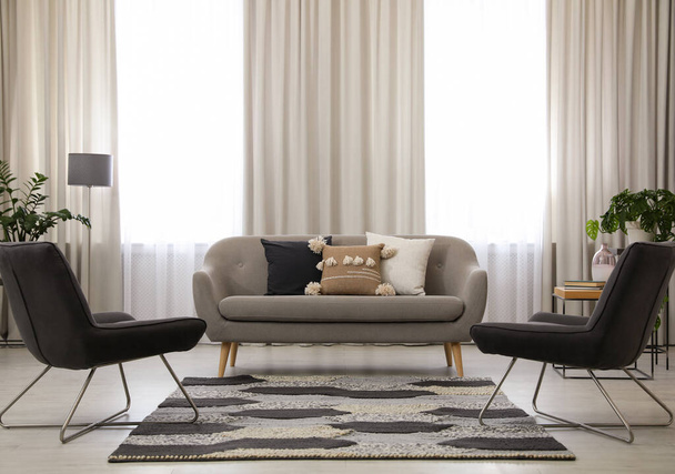 Moderno salón interior con cómodo sofá y sillones - Foto, imagen