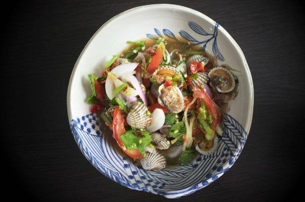 Салат з яблуками / Гарячі та гострі молюски риби крові Салат з яблуками мікс овочевої томатної трави та спецій, їжа тайського стилю
 - Фото, зображення