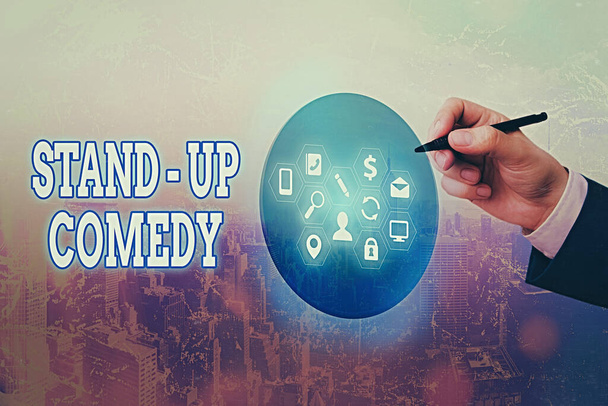 Znak tekstowy "Stand up Comedy". Fotografia konceptualna to styl komiczny, w którym komik recytuje zabawne historie. - Zdjęcie, obraz