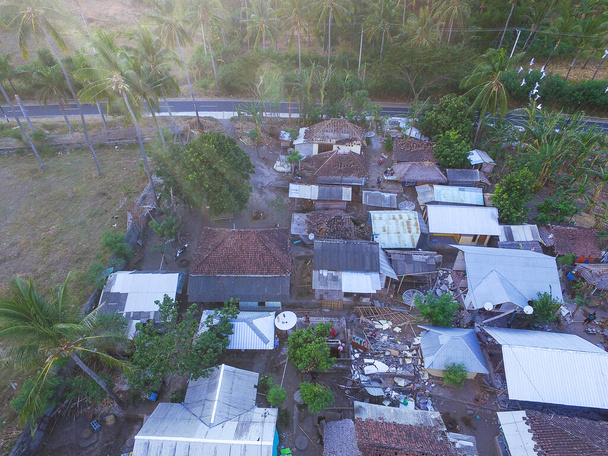 Lombok, Indonesia 21 de junio de 2020: Aerial vie the condition after earthquake in Lombok. Mezquita en Gili Trawangan alrededor del pueblo
. - Foto, Imagen