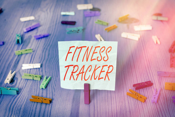 Nota di scrittura che mostra Fitness Tracker. Foto aziendale che mostra un dispositivo di monitoraggio che registra qualsiasi attività correlata alla salute
. - Foto, immagini