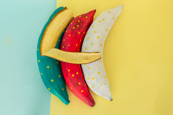 buccia di banana blu con pezzi di banana su uno sfondo piatto blu
 - Foto, immagini