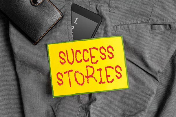 Konceptualne ręczne pismo pokazujące historie sukcesu. Biznesowe zdjęcie pokazujące kronikę pokazującą wielki sukces osiągnięty przez indywidualne urządzenie Smartphone wewnątrz kieszeni spodni z portfelem. - Zdjęcie, obraz