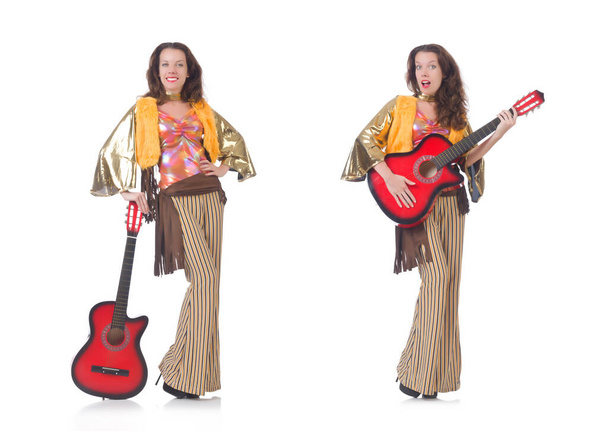 Femme avec guitare dans des vêtements mexicains - Photo, image