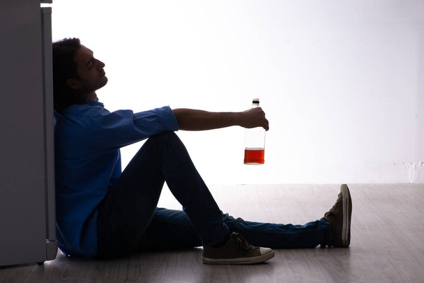 Молодий чоловік, який страждає від алкоголізму
 - Фото, зображення