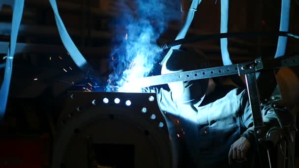 Arbeiter schweißt Metall in der Dunkelheit - Filmmaterial, Video