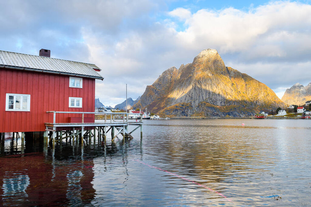 όμορφη ψαρόπολη του Reine στα νησιά lofoten, Νορβηγία - Φωτογραφία, εικόνα