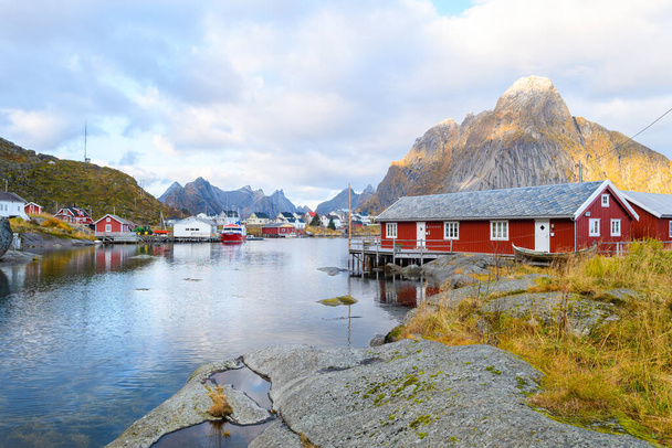 όμορφη ψαρόπολη του Reine στα νησιά lofoten, Νορβηγία - Φωτογραφία, εικόνα
