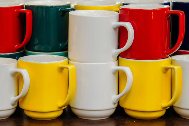 Patrón de un grupo de vasos de colores vacíos. Tazas de colores para el café y el té, de pie uno encima del otro, para servir para el desayuno o buffet en el seminario. Fondo y telón de fondo. Fondos de pantalla
 - Foto, Imagen