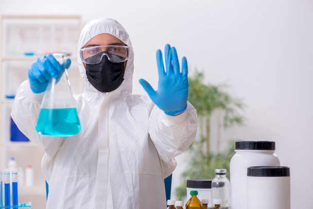 Молодой химик-мужчина, работающий в лаборатории медицины
 - Фото, изображение