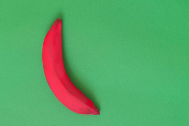緑の背景にピンクのバナナ旗, - 写真・画像