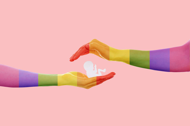 LMBT. Két női kéz, szivárvány színű zászló, megvéd egy papírbabát. Másold a helyet. Rózsaszín háttér. A homoszexuális családok fogalma és örökbefogadás. - Fotó, kép