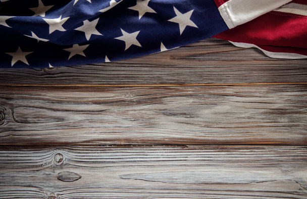Flaga USA Leżąca na drewnianym tle. Amerykański symbol. 4 lipca lub Memorial Day of United States. Kopiuj miejsce na tekst - Zdjęcie, obraz