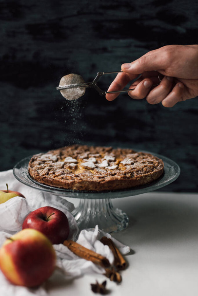 kokki tekee herkullinen omena torttu söpö sydän ja tähden muotoinen kuori, - Valokuva, kuva