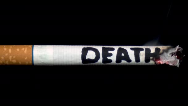 Eine Zigarettenschmiererin mit dem Wort Tod. Zigarette auf schwarzem Hintergrund - Filmmaterial, Video