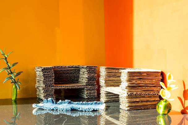 Dois sofás de papelão reciclado em um quarto ensolarado com paredes laranja. Sofás em miniatura em um interior de casa de bonecas
. - Foto, Imagem