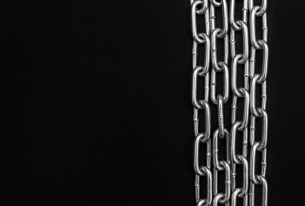 Reihen Metallkette auf schwarzem Hintergrund als Rahmen. - Foto, Bild