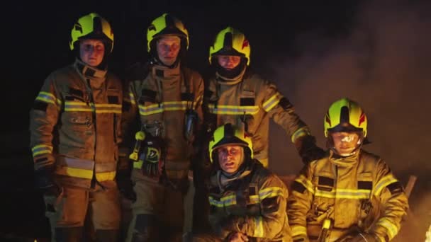 火災の前で消防士の救助チーム。緊急時の消防訓練 - 映像、動画