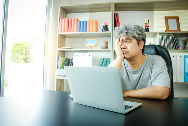 Ázsiai emberek dolgoznak otthon az irodában. Van stressz találkozó online munka notebook számítógépek. A vállalkozó fogalma, szabadúszó, társadalmi távolság a koronavírus ellen (covid-19) - Fotó, kép