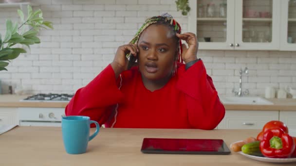 Kızgın Afrikalı kadın cep telefonuyla birini azarlıyor. - Video, Çekim