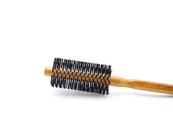 Brosse à cheveux en bois pour coiffure sur fond blanc
 - Photo, image