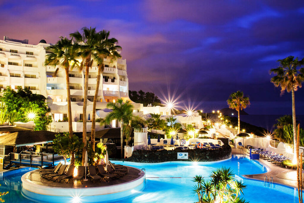 TENERIFE ISLAND, ŠPANĚLSKO - Březen25: Bazény luxusního hotelu ve městě Golf del Sur 25. března2011. Toto je oblíbené místo pro turisty na ostrově Tenerife. - Fotografie, Obrázek