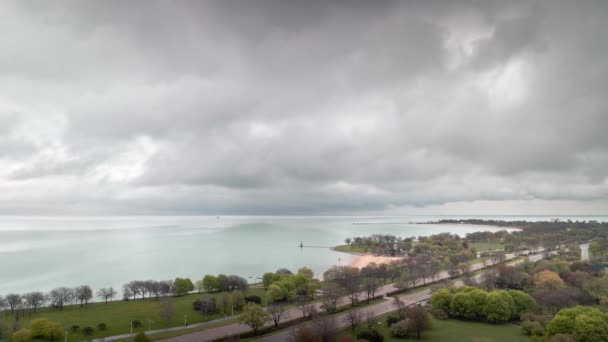 Εναέρια cloudscape συννεφιά ουρανό timelapse πάνω από το νερό της λίμνης Michigan και Lake Shore Drive στο Σικάγο σε μια γκρίζα ημέρα του ουρανού, όπως σύννεφα καταιγίδα κινούνται πάνω από το νερό και ο ήλιος βγαίνει. - Πλάνα, βίντεο
