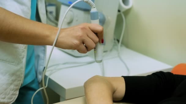fizyoterapist RSI hastayla bileğine lazer ile davranır - Video, Çekim