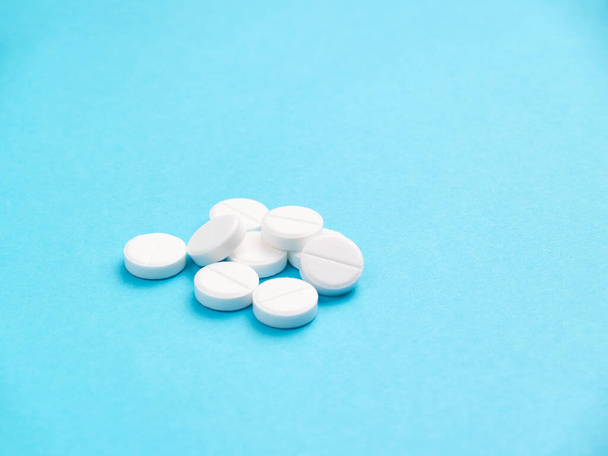 White pills on blue background copy space - Foto, imagen