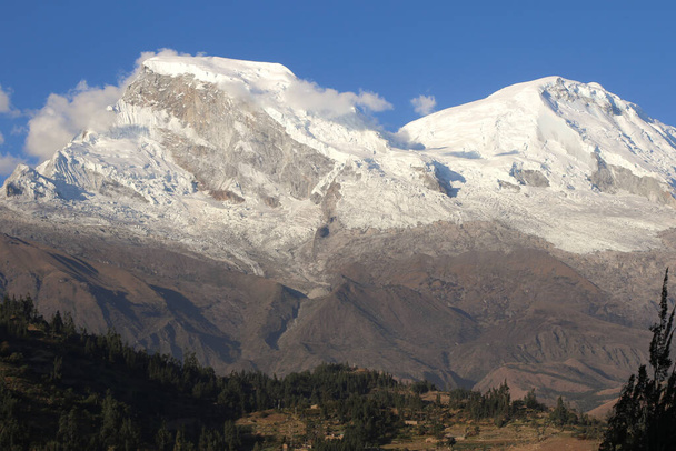 La belle vue sur la montagne Huascaran au Pérou
 - Photo, image