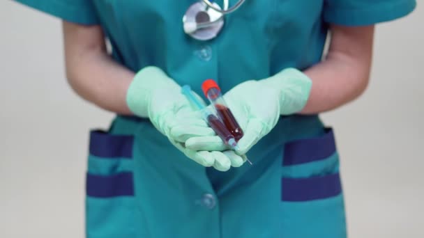Koruyucu Maske ve Lateks Eldiven Giyen Doktor Hemşire Kadın Kan Test Tüpü ve Şırınga Tutuyor  - Video, Çekim