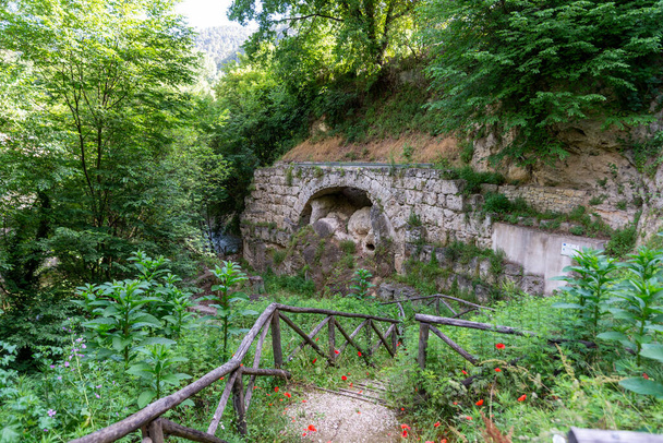 ponte arqueológica encontrada na Valnerina ao longo do rio negro - Foto, Imagem