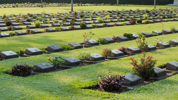 Sepultura de família de luto no cemitério
. - Foto, Imagem