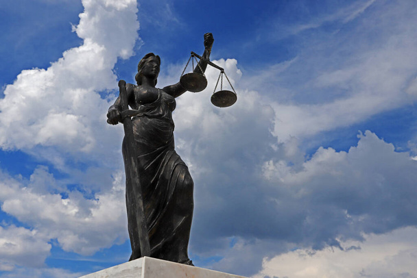 Статуя юстиції леді в Ізмірі / Туреччині - Фото, зображення