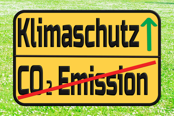 Almanca iklim koruma ve CO2 emisyonları anlamına gelen trafik işareti. Arka planda gökyüzü - Fotoğraf, Görsel