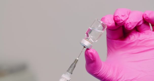 Extrémní zúžení kapesní stříkačky a vakcíny v ruce v laboratoři  - Záběry, video
